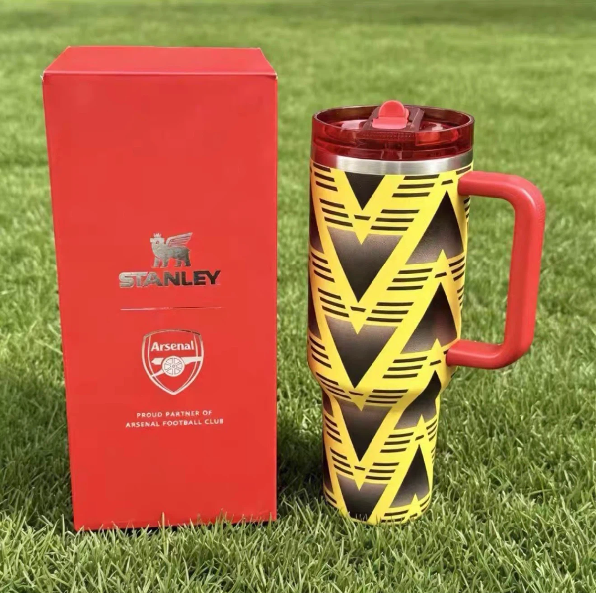 Retro Soccer Jersey Pattern 40oz Insulated Tumbler with Lid and Straw